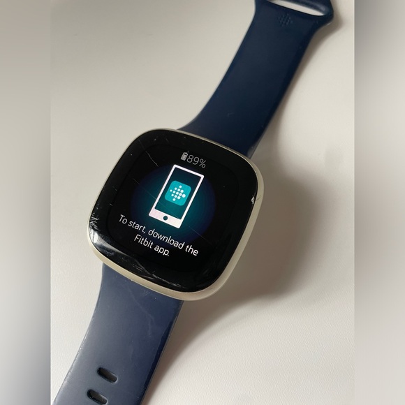 Used Fitbit Versa 3 - Picture 3 of 7